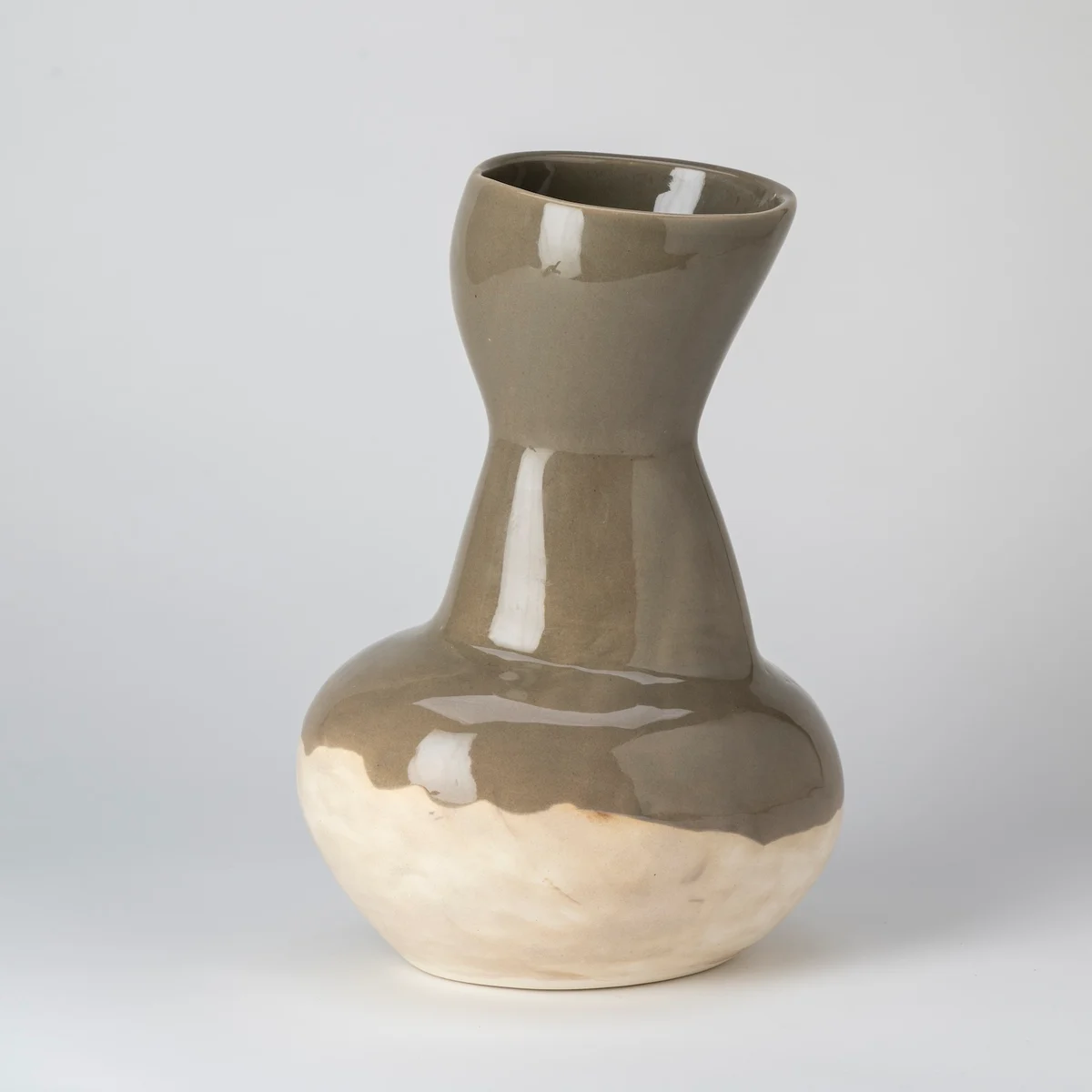 Artemis vessel in Moroccan White / Donkey Dip