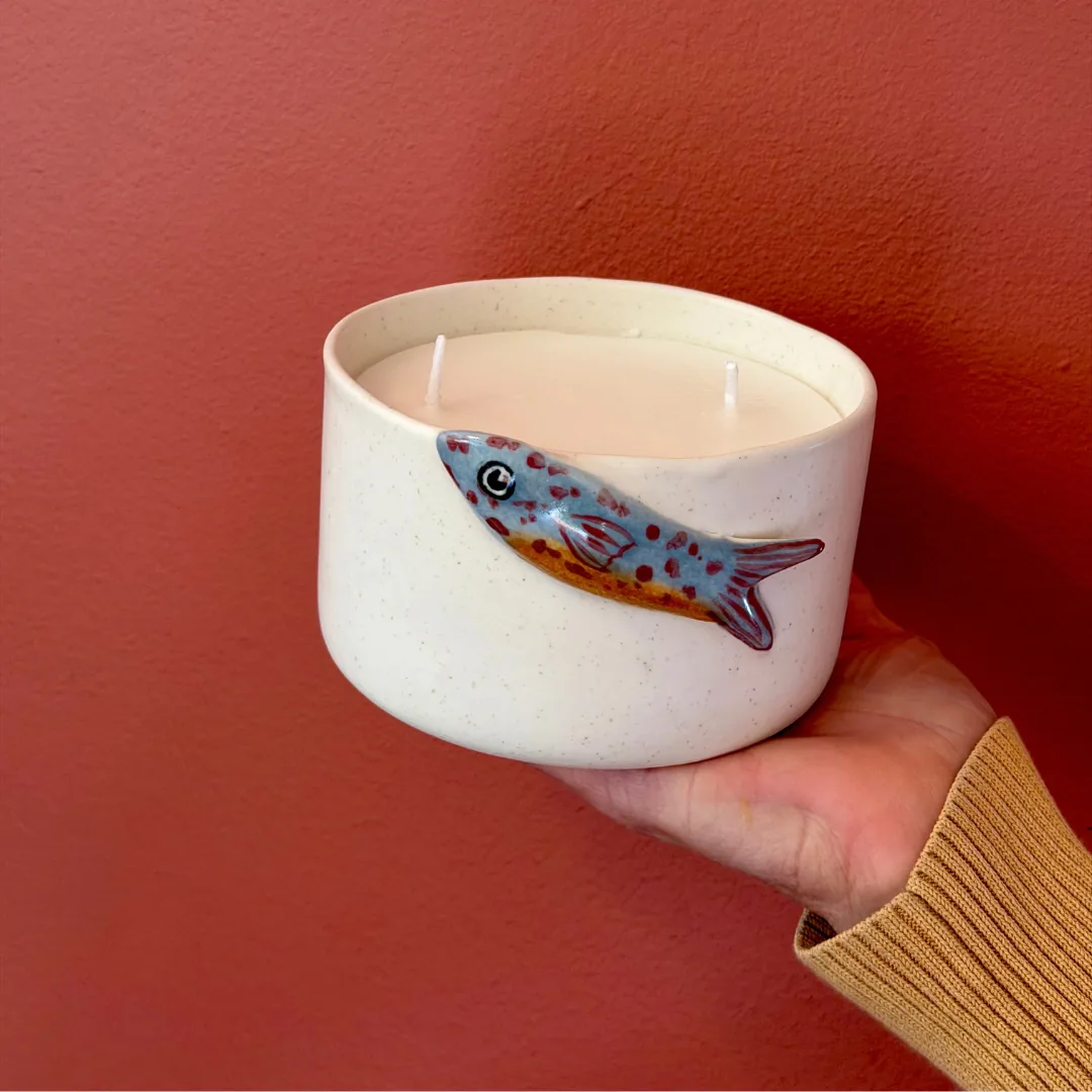 Samson candle with a blue fish on a speckled milk ceramic vessel