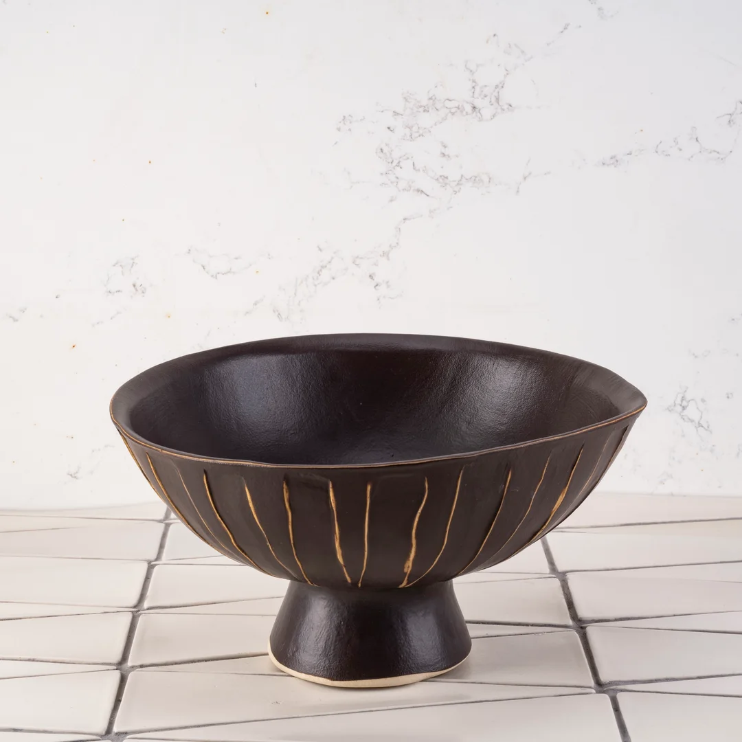 Footed bowl lg – Carved umber
